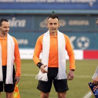 Dinamo i Istra 1961 na teren izašli u bijelim šalovima u čast Ćiri Blaževiću, 10.2.2023.