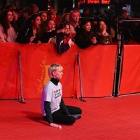 Aktivisti su se zalijepili za crveni tepih na Berlinaleu