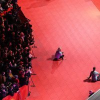 Aktivisti su se zalijepili za crveni tepih na Berlinaleu