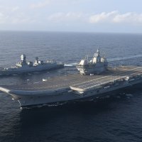 Nosač aviona INS Vikrant u pratnji razarača klase Kolkata