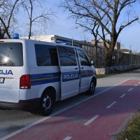 Kamion se zabio u ogradu američke škole kod Bundeka