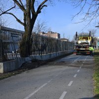 Kamion se zabio u ogradu američke škole kod Bundeka