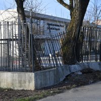 Kamion se zabio u ogradu američke škole kod Bundeka