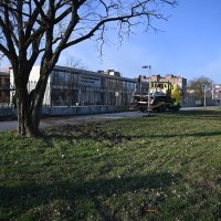 Kamion se zabio u ogradu američke škole kod Bundeka