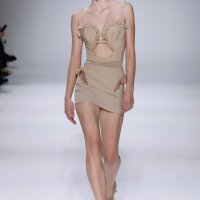 Nensi Dojaka revija u Londonu