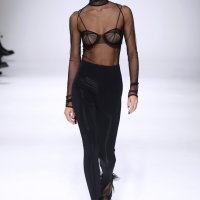 Nensi Dojaka revija u Londonu