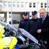 Ministar Božinović na primopredaji policijskih motocikala