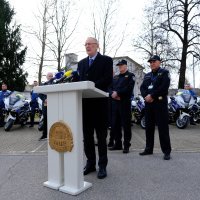 Ministar Božinović na primopredaji policijskih motocikala