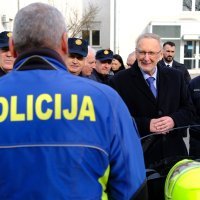 Ministar Božinović na primopredaji policijskih motocikala