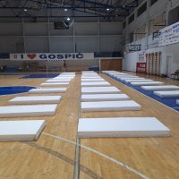 Putnici smješteni u sportskoj dvorani u Gospiću