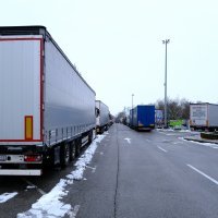 U Draganiću zaustavljeni kamioni, zbog snijega odsječena Dalmacija