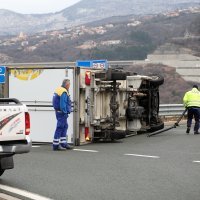 Olujna bura prevrnula dostavni kamion