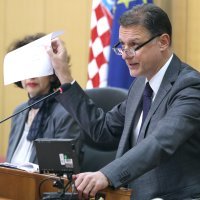 Rasprava Marije Selak Raspudić i Gordana Jandrokovića na početku sjednice Sabora