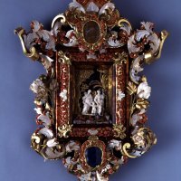 Uzglavlje s prikazomom Bijega u Egipat. drvo, bjelokost, koralj, pozlaćeni bakar, staklo i biser