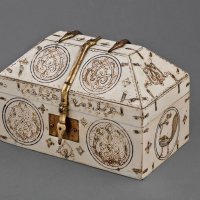 Škrinjica s prikazom životinja, oslikana i pozlaćena bjelokost, 12.st.