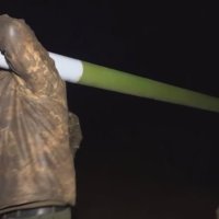 Ukrajinski vojnici prenose rakete Grad 2000