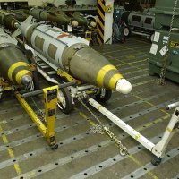 Konvencionalni sustav JDAM (lijevo)