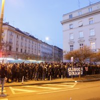 Bad Blue Boys ispred hotela pale bakle i navijaju dok traje skupština Dinama
