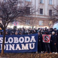 Bad Blue Boys ispred hotela pale bakle i navijaju dok traje skupština Dinama