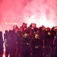 Bad Blue Boys ispred hotela pale bakle i navijaju dok traje skupština Dinama