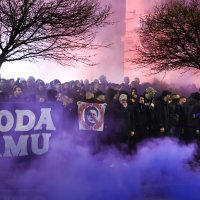 Bad Blue Boys ispred hotela pale bakle i navijaju dok traje skupština Dinama