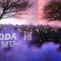 Bad Blue Boys ispred hotela pale bakle i navijaju dok traje skupština Dinama