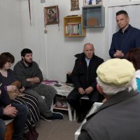 Ministar Bačić obišao kontejnersko naselje u Petrinji