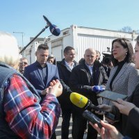 Ministar Bačić obišao kontejnersko naselje u Petrinji