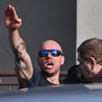 Policijski istražitelji odvode Juraja Mesića iz njegove kuce