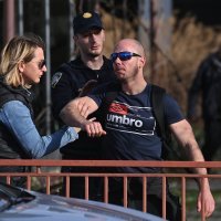 Policijski istražitelji odvode Juraja Mesića iz njegove kuće