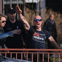 Policijski istražitelji odvode Juraja Mesića iz njegove kuće