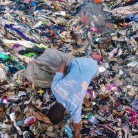 Zagađenje tekstilnim otpadom na obalama Gane, Akra