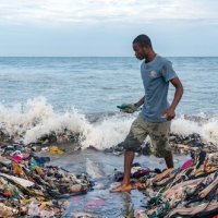 Zagađenje tekstilnim otpadom na obalama Gane, Akra