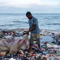 Zagađenje tekstilnim otpadom na obalama Gane, Akra