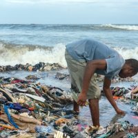 Zagađenje tekstilnim otpadom na obalama Gane, Akra