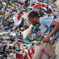 Zagađenje tekstilnim otpadom na obalama Gane, Akra