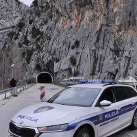 Odron u Omišu: Kamenje palo na automobil, vozač ozlijeđen