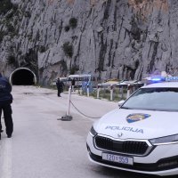 Odron u Omišu: Kamenje palo na automobil, vozač ozlijeđen