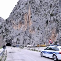 Odron u Omišu: Kamenje palo na automobil, vozač ozlijeđen