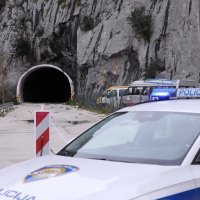 Odron u Omišu: Kamenje palo na automobil, vozač ozlijeđen