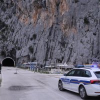 Odron u Omišu: Kamenje palo na automobil, vozač ozlijeđen