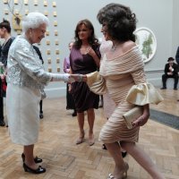 Kraljica Elizabeta II i Joan Collins