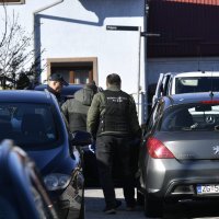 Uslijed eksplozije u Dubravi oštećeni pročelje kuće i dva parkirana automobila