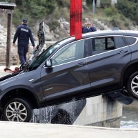 Iz mora izvučen automobil nakon tragedije u trajektnoj luci Prapratno