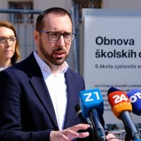 Tomašević, Bačić, Fuchs u obilasku radova na gimnaziji Tituša Brezovačkog