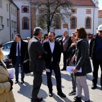 Tomašević, Bačić, Fuchs u obilasku radova na gimnaziji Tituša Brezovačkog