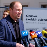 Tomašević, Bačić, Fuchs u obilasku radova na gimnaziji Tituša Brezovačkog