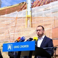 Tomašević, Bačić, Fuchs u obilasku radova na gimnaziji Tituša Brezovačkog