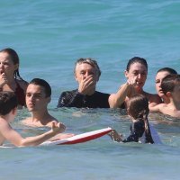 Paul McCartney s unucima na plaži