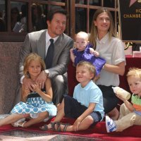 Mark Wahlberg sa suprugom Rheom i djecom